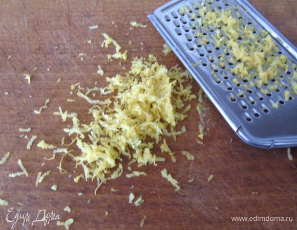 Натираем цедру с одного лимона.