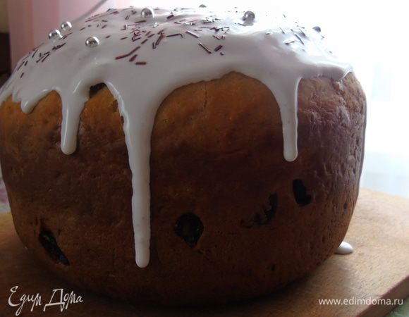 Достаем горячий кулич из мультиварки и верх смазываем глазурью, присыпаем по желанию кулинарной посыпкой и оставляем остывать.