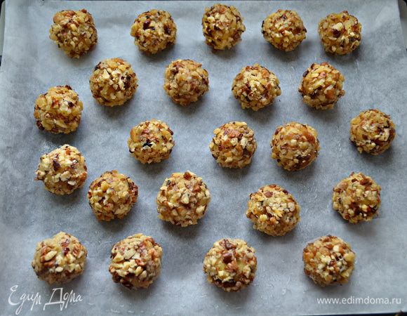 Выложите шарики на противень, выстеланный пекарской бумагой, смазанной немного маслом. Выпекайте около 40 минут при 180°С.