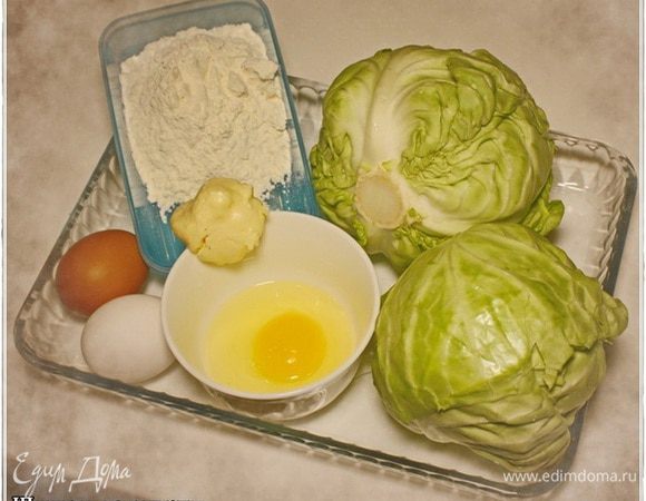 Основные продукты – вот они. Два кочана капусты, пару яиц, муки стакан – не больше и масла понемногу. Коровьего и растительного. Ну и, конечно, соль понадобится.