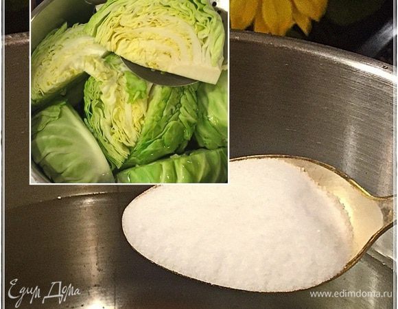 Кастрюлю лучше взять побольше и воды не жалейте. Посолить воду надо так, чтобы ощущалась явная солоноватость. Довести воду до кипения и опустить в нее капусту. Лучше шумовкой, потому что надо аккуратно, чтобы, значит, сегменты капустные сохранить «в форме».