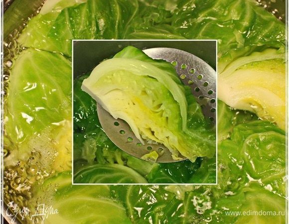 Когда вода закипит снова, на небольшом огне, чтобы слегка побулькивало, варить десять минут. Ну, одиннадцать.
И также… шумовкой и очень аккуратно вынимаем приваренные капустменты.
