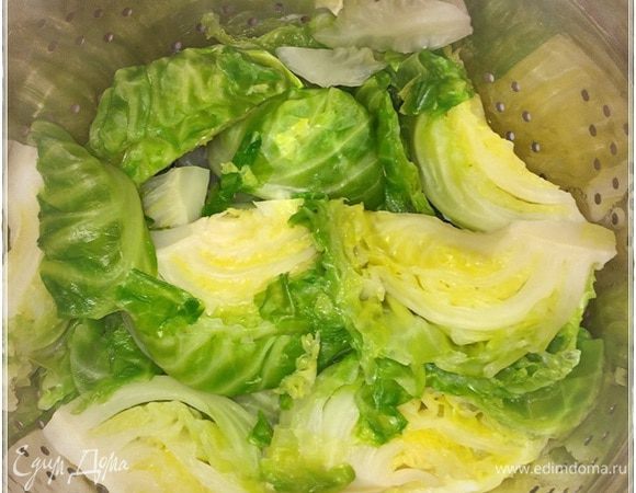 Их надо уложить в дуршлаг. Пусть вода стечет, и вообще будущим шницелям надо дать пообсохнуть. Время у них будет.