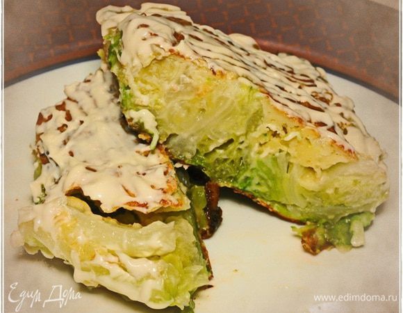 А уж, когда дело дойдёт до употребления, то хотите – со сметаной, хотите…. Я, например, с майонезом больше люблю. А некоторые и вовсе – с кетчупом.
А можно и соус какой-нибудь сочинить. Ореховый, например. 
В общем, шницеля эти и сами по себе еда вкусная, самодостаточная, и в качестве гарнира хороши!
Ангела за трапезой!
