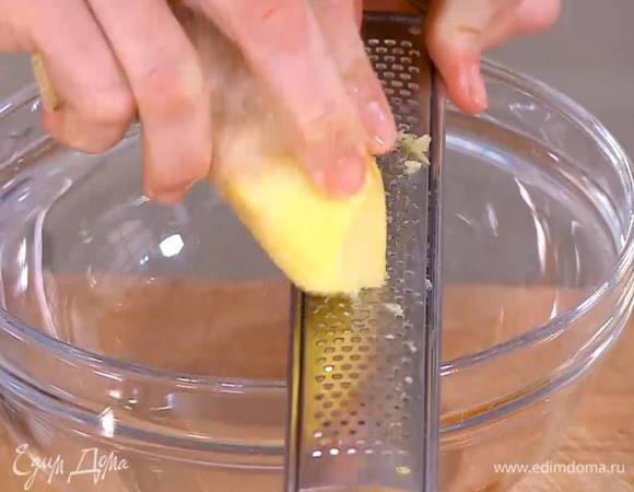 Имбирь почистить и натереть на мелкой терке — должна получиться 1/4 ч. ложки.