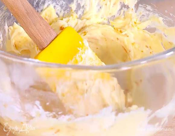 Предварительно размягченное сливочное масло соединить с сахарной пудрой, натертым имбирем и цедрой апельсина.