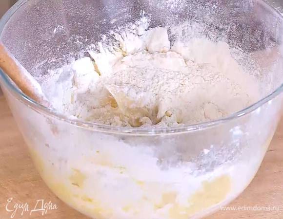 Муку просеять через сито и небольшими порциями ввести в сливочно-сахарную смесь, затем добавить соль и вымешать тесто.
