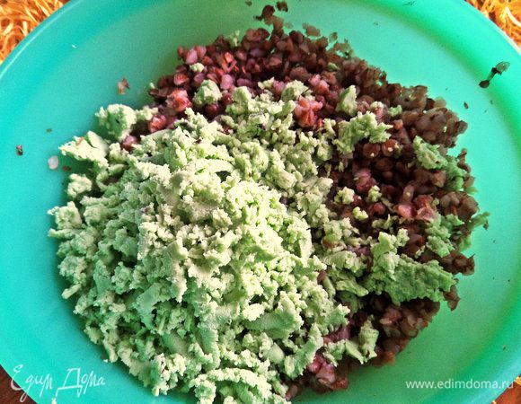 Готовую отварную гречку соединить с тертым сыром (или рассыпчатым творогом).