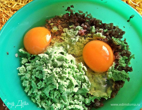 Вбить 2 крупных яйца или 3 мелких. Если сыр пресный, посолить. Перемешать.