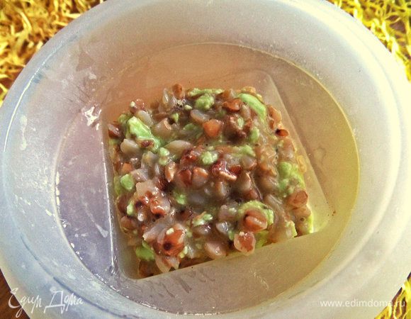 Отложить треть массы в формочку не до краёв, так как при нагреве будет подниматься.