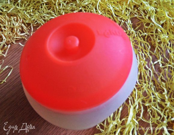 Накрыть крышкой и поставить в микроволновку на 1,5 минуты при 600W. Кто любит жидкий центр в омлете, достаточно 1 минуты.