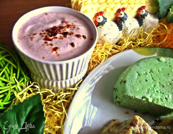 Для соуса смешать сметану, хрен, посыпать томатными хлопьями.