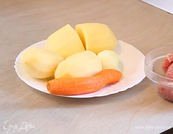 Наливаем воду в кастрюлю и ставим на плиту. Овощи будем добавлять в горячую или даже – кипящую воду. Это нужно для уменьшения времени приготовления, что сохранит нам полезные свойства ингредиентов.