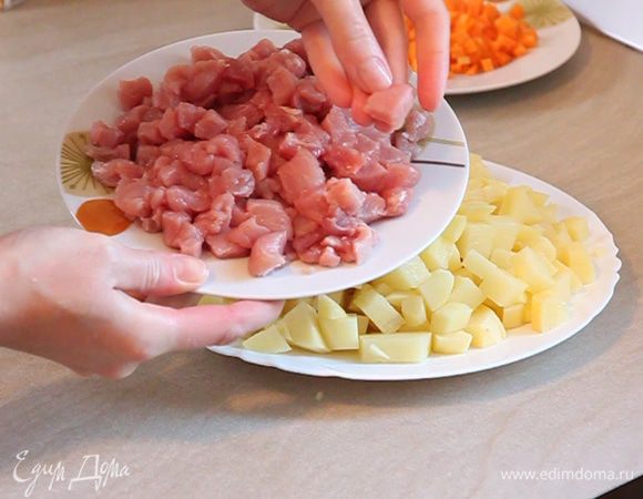 Все твердые ингредиенты нарезаем красивыми кубиками. Так как блендером мы будем взбивать не весь суп, а только его часть. А красиво нарезанные овощи будут формировать эстетичный вид чорбы.