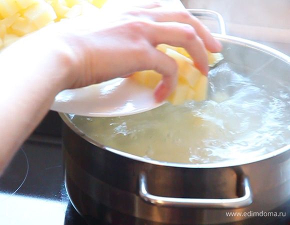 Высыпаем картофель в горячую воду. Мне пришлось отлить немного воды. Так как нужно место для остальных ингредиентов. Если у вас кастрюля большего объёма – воду можете не отливать.