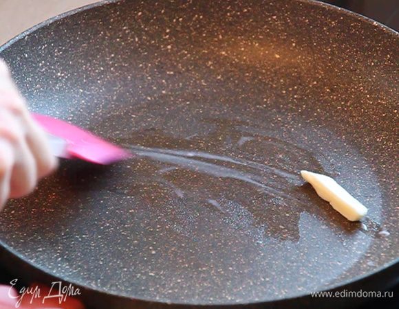 Тем временем в сковороду кладём кусочек сливочного масла и обжариваем мясо под крышкой 3-4 минуты. Потом солим мясо. Можно немного поперчить. И жарим дальше мясо до золотистой корочки.