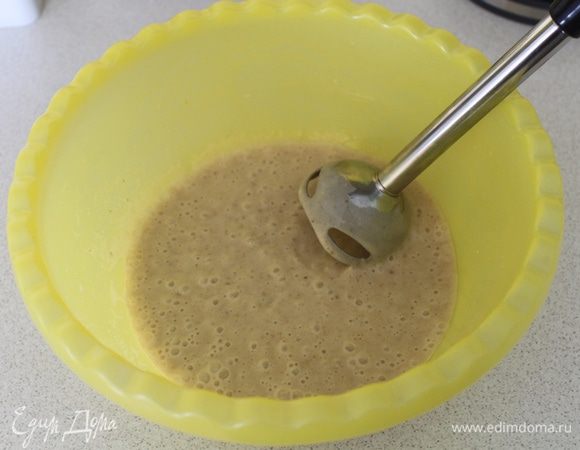 Переспелые бананы (2 шт) взбить блендером вместе с соком и маслом.