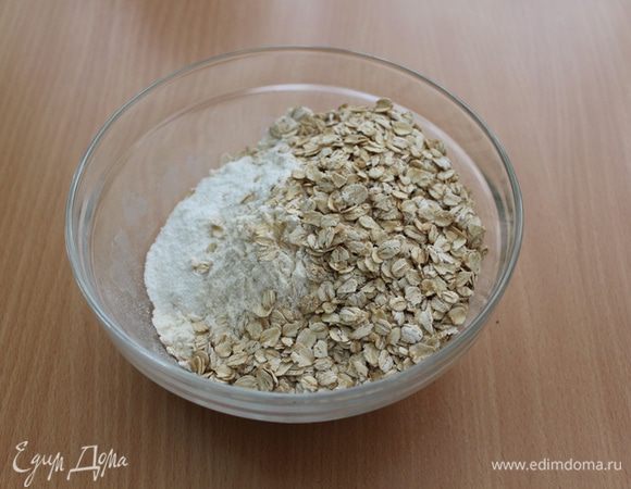 В отдельной чашке смешать все сухие ингредиенты.