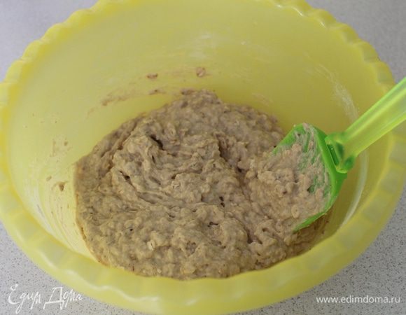 Затем смешать банановую смесь вместе с мучной.