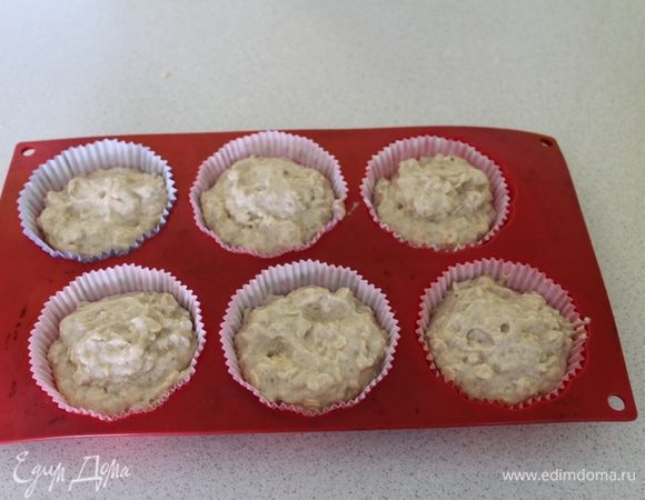 Выложить тесто в формочки на 2/3.
