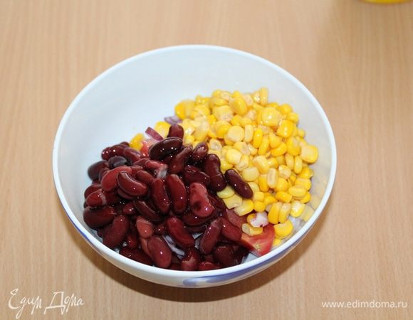 Добавить кукурузу и фасоль.