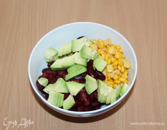 Порезанное авокадо.