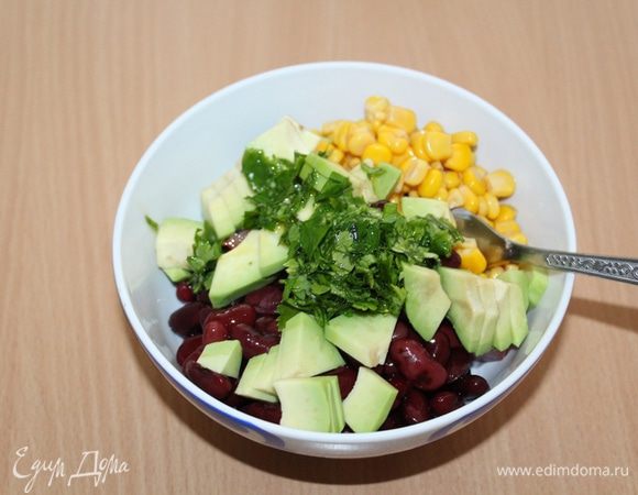 В отдельной емкости смешать измельченную петрушку, лимонный сок и оливковое масло, заправить салат.