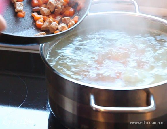 Обжаренные мясо и морковь добавляем в нашу кастрюлю.