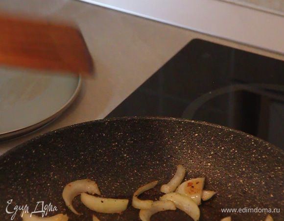 На той же сковороде обжариваем лук. Далее выкладываем его в отдельную тарелку.
