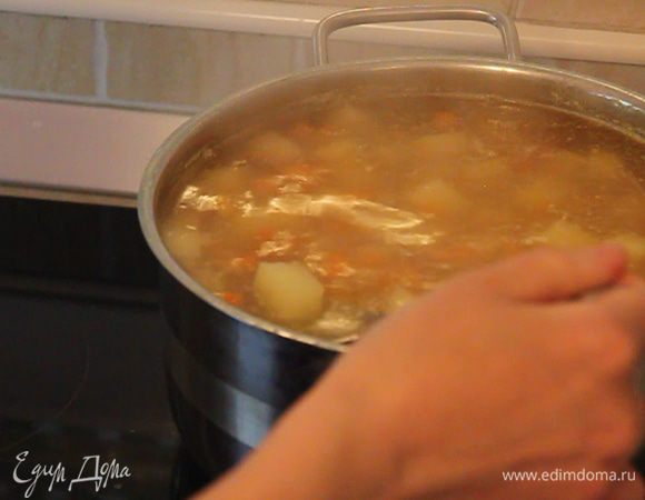 К луку из кастрюли выкладываем часть сваренной картошки и морковки для дальнейшего измельчения блендером (или с помощью вилки и ситечка).