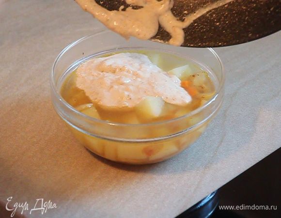 И так мы получаем в отдельной тарелке часть вареной картошки и морковки, обжаренный лук и обжаренную муку со сливками. Добавляем к этому бульон из кастрюли – примерно один половник.