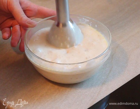 Перемешиваем блендером до получения однородной массы. Или же вручную размять все вилкой и далее перетереть через ситечко.