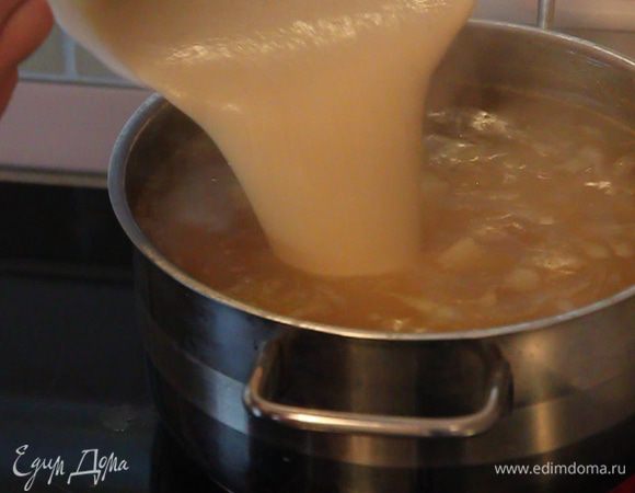 Полученную смесь добавляем в нашу кастрюлю. Все хорошо перемешиваем. Пробуем. Если нужно – подсаливаем.