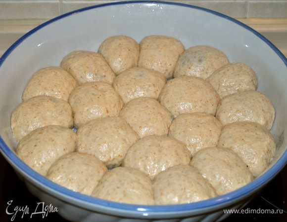 Выкладываем каждый шарик швом вниз в форму (диаметр 27 см).