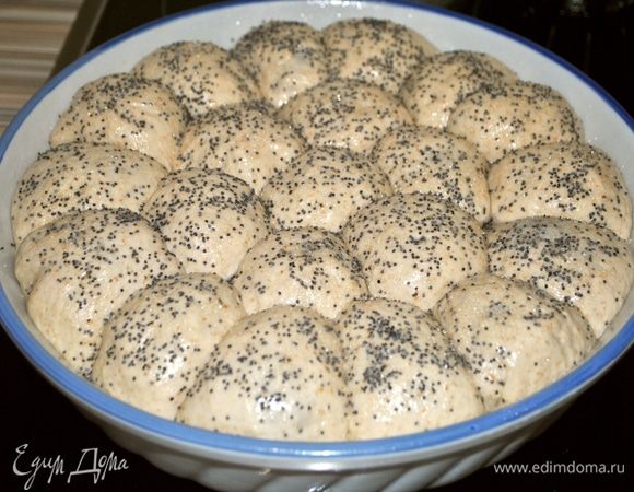 Накрываем пленкой и даем пирогу увеличиться в 2 раза. У меня на это ушло 2 часа. 
Верх сбрызгиваем сладкой водичкой (вода 20 мл. + 1 ст.л. сахара). Сверху посыпаем сахаром и маком.