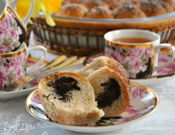 Пирог готов. Даем ему остыть под полотенцем. Вот и все, наливаем чай и угощаемся!