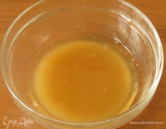 Заливаем агар-агар 150 мл полученного бульона. Оставляем на час. Не постный вариант можно осветлить яйцом или сметаной. Наш вариант будет натуральным.