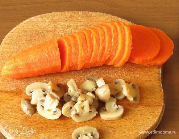 Нарезаем морковь и грибы. Можно использовать фигурную нарезку. Грибы в заливное используем не все, но уменьшать количество не рекомендую, бульон будет не такой насыщенный.