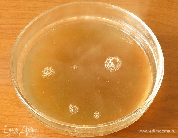 Доливаем к агар-агару бульон до отметки 500 мл, солим, кипятим 30 секунд. Для не постного варианта можно испотзовать желатин.