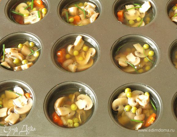 Разливаем по формочкам жидкость, ставим в холодильник на 10 минут. Достаем, при необходимости докладываем начинку, лук.