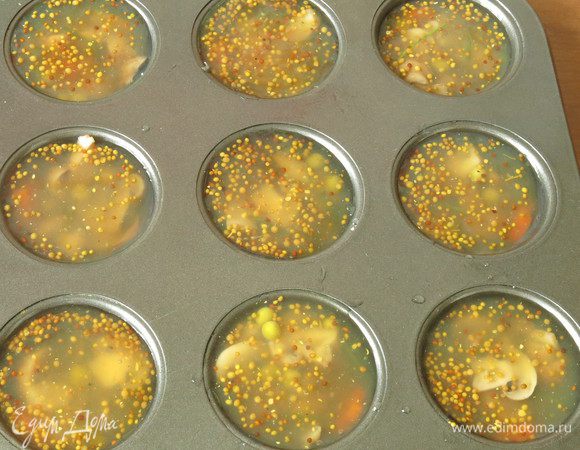 В остатки агар-агара, доливаем 50-70 бульона теплого, чуть застывшая масса растворяется, кладем горчицу в зернах, перемешиваем и наливаем в формы жидкость, даем застыть, на агар-агаре застывает быстро. Приятного аппетита!