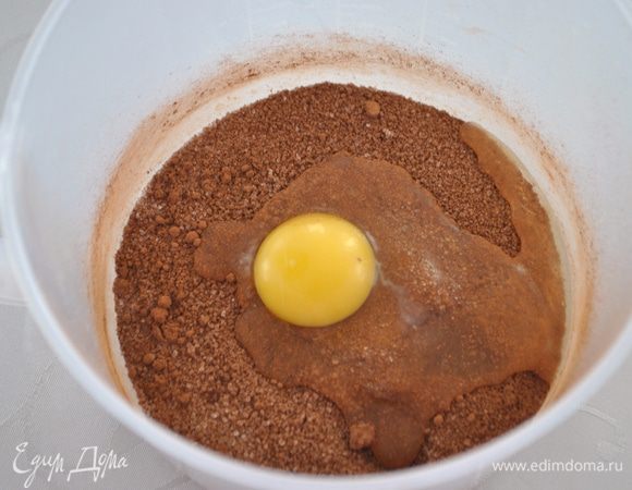 Смешать сахар, какао и ванилин. Добавить яйцо и перемешать. В этом-то вся и прелесть, что ничего взбивать не надо.