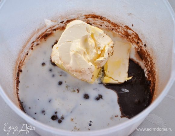 Затем положить размягченное масло или маргарин, муку и молоко. 