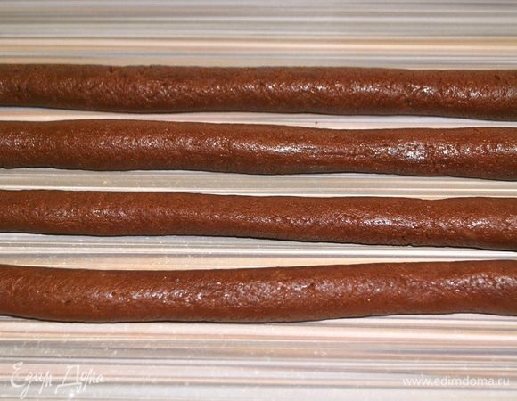 Тесто разделить на 4  части. Каждую часть раскатать ладонями на столе в жгутик.