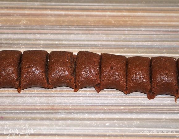 Порезать на квадратики-подушечки.