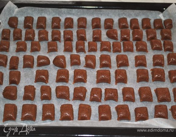 Выложить подушечки на противень, застеленный бумагой для выпечки. Выпекать при температуре 180°C 15 минут.