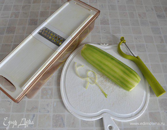 Молодой кабачок помыть, почистить (если идеальная кожура можно не счищать) и нарезать на длинные тонкие полоски. Удобнее всего с помощью терки для корейской моркови.
