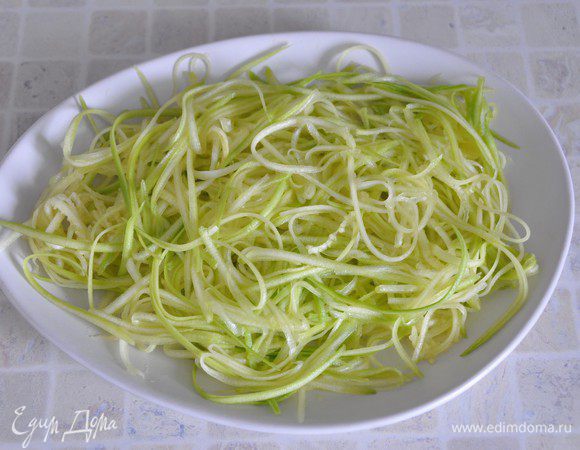 Выложить нарезанный кабачок на блюдо.