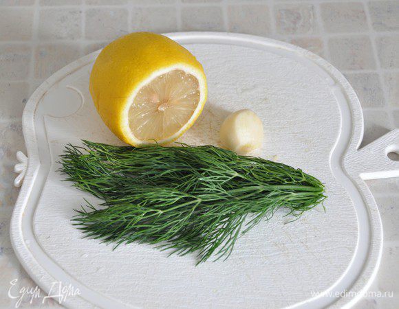 Приготовим заправку. Маленький зубчик чеснока порезать (я взяла половинку от среднего зубчика), укроп мелко порезать (количество по вкусу). 