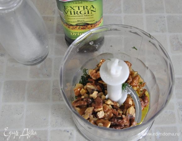 В чашу блендера положить чеснок, лимонный сок, порубленные грецкие орехи, соль, оливковое масло и взбить до однородности 2-3 минуты.